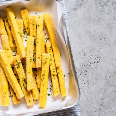 Frenk soğanlı Polenta Chips, kare.