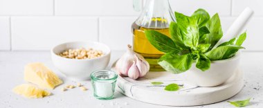 Pesto İçindekiler: Taze fesleğen, çam fıstığı, zeytinyağı ve peynir, pankart