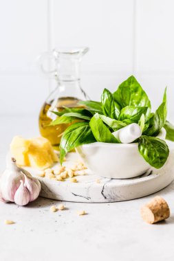 Pesto İçindekiler: Taze fesleğen, çam fıstığı, zeytinyağı ve peynir, metin için kopyalama alanı