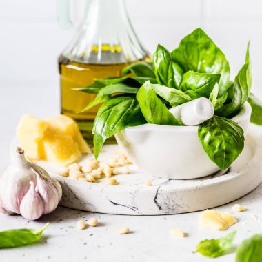 Pesto İçindekiler: Taze fesleğen, çam fıstığı, zeytinyağı ve peynir, kare