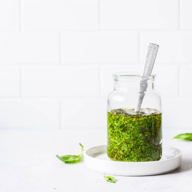 Mutfak masasında kaşık soslu sos, kare, metin için kopyalama alanı