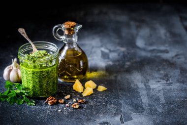 Taze maydanoz ve içindekilerle ceviz pesto sosu, metnin için boşluk kopyala