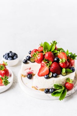 Dilimlenmiş Çileksiz Çileksiz Taze Çilek ve Yaban mersiniyle süslenmiş, metin alanınız için kopyalama alanı