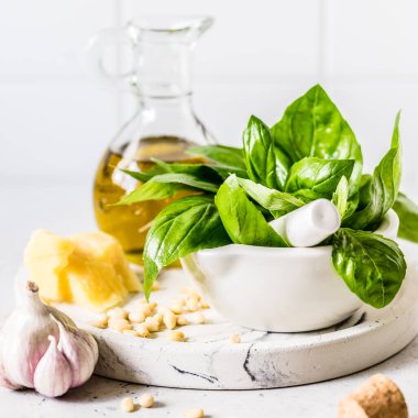 Pesto İçindekiler: Taze fesleğen, çam fıstığı, zeytinyağı ve peynir, kare