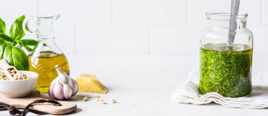 İçindekilerle birlikte pesto sosu: Taze fesleğen, çam fıstığı, zeytinyağı ve peynir, afiş, metin alanınız için kopyalama alanı