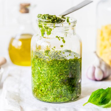 İçindekilerle birlikte pesto sosu taze fesleğen, çam fıstığı, zeytinyağı ve peynir, kare