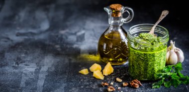 Taze maydanoz ve ceviz ezmeli sos. İçindekiler, afiş, metin için kopyalama alanı.