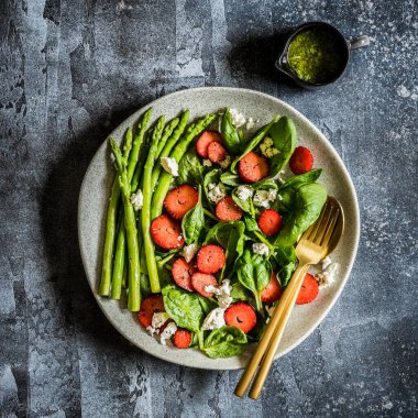 Çilek, ıspanak, kuşkonmaz ve Pesto soslu Feta salatası, kare.