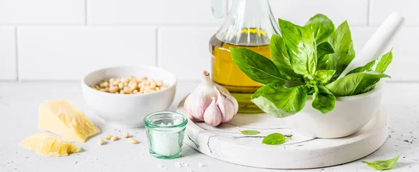 Ingredientes Del Pesto Albahaca Fresca Piñones Aceite Oliva Queso Pancarta — Foto de Stock