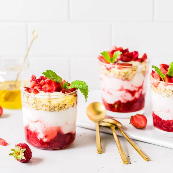 Yogur Fresco Con Fresas Muesli Miel Desayuno Saludable Verano Plaza — Foto de Stock