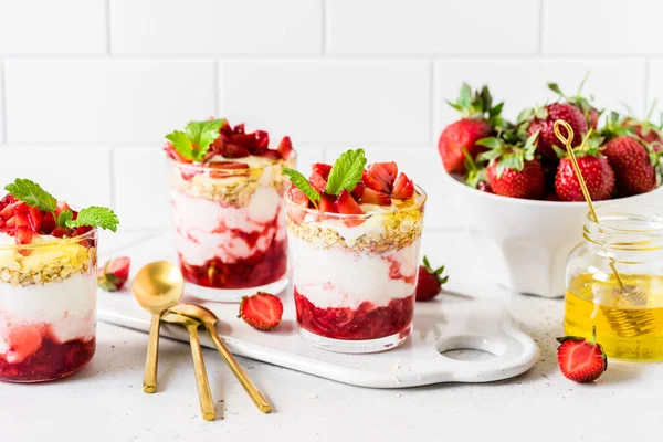 Verse Yoghurt Met Aardbeien Muesli Honing Gezond Zomerontbijt — Stockfoto