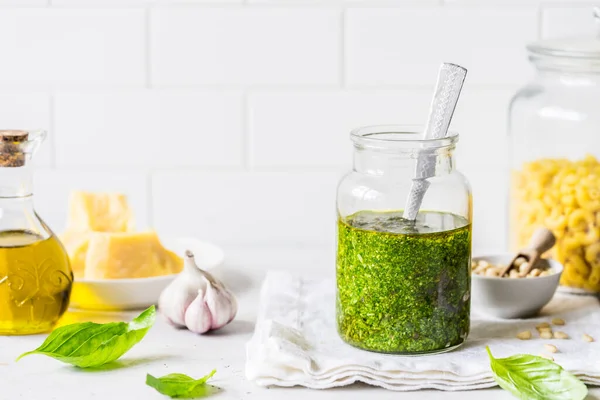 Pesto Sauce Mit Zutaten Frisches Basilikum Pinienkerne Olivenöl Und Käse — Stockfoto