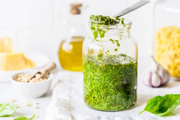 Pesto Sauce Mit Zutaten Frisches Basilikum Pinienkerne Olivenöl Und Käse — Stockfoto