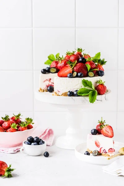 Sliced Bake Berry Cheesecake Decorated Fresh Strawberries Blueberries Copy Space — Stock Photo, Image