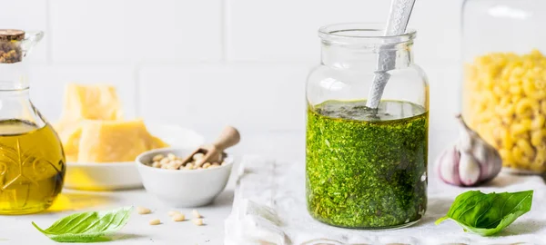 Pesto Sauce Mit Zutaten Frisches Basilikum Pinienkerne Olivenöl Und Käse — Stockfoto