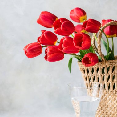 Bir Sepet içinde Kırmızı Lale Çiçekleri Bir demet, kare, metin için kopyalama alanı