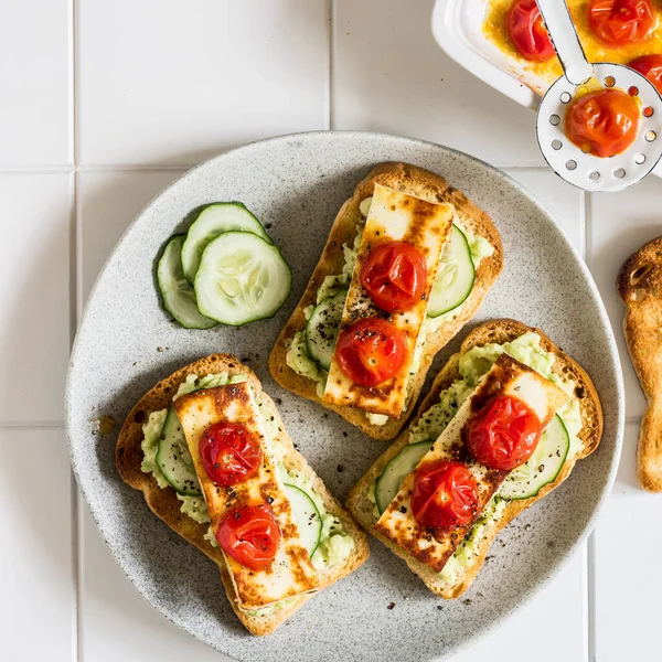 Abacate Queijo Frito Pepino Fresco Torradas Tomate Assado Quadrado — Fotografia de Stock