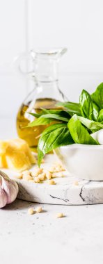 Pesto İçindekiler: Taze fesleğen, çam fıstığı, zeytinyağı ve peynir, afiş, metin alanınız için kopyalama alanı