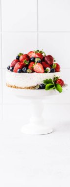Taze çilek ve yabanmersini ile süslenmiş Bake Berry Cheesecake yok, afiş, metin alanınız için kopyalama alanı