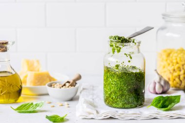 İçindekilerle birlikte pesto sosu: Taze fesleğen, çam fıstığı, zeytinyağı ve peynir, metin için kopyalama alanı