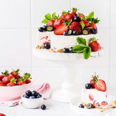 Dilimlenmiş Çileksiz Çileksiz Taze Çilek ve Yabanmersinli Kare