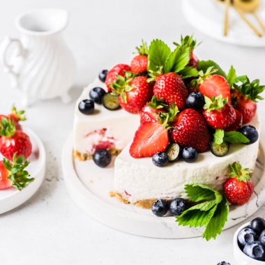 Dilimlenmiş Çileksiz Çileksiz Taze Çilek ve Yabanmersinli Kare
