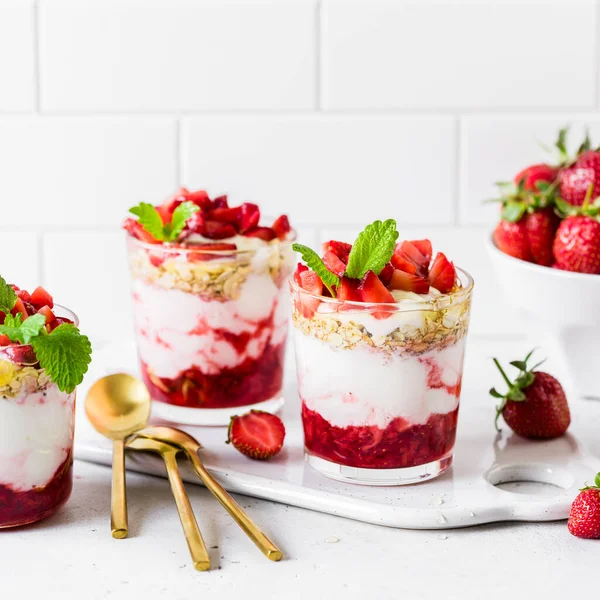 Verse Yoghurt Met Aardbeien Muesli Honing Gezond Zomerontbijt Vierkant — Stockfoto