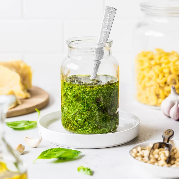 Salsa Pesto Con Ingredientes Albahaca Fresca Piñones Aceite Oliva Queso — Foto de Stock