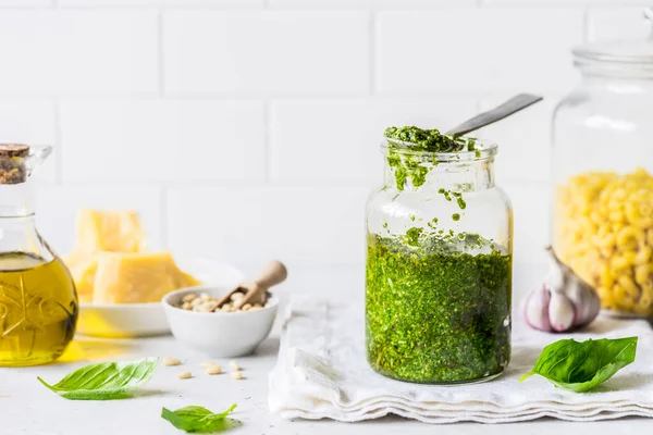 Salsa Pesto Con Ingredientes Albahaca Fresca Piñones Aceite Oliva Queso — Foto de Stock