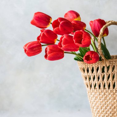 Bir Sepet içinde Kırmızı Lale Çiçekleri Bir demet, kare, metin için kopyalama alanı