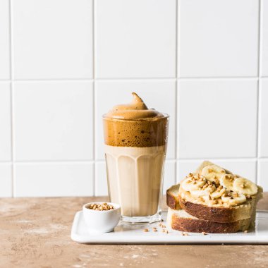 Fıstık Ezmeli Muzlu Tost ile çırpılmış Dalgona Kahvesi