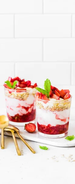 Yogur Fresco Con Fresas Muesli Miel Desayuno Saludable Verano Pancarta — Foto de Stock