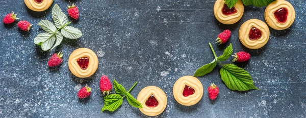 Shortbread Butter Cookies Raspberry Jam Filling Center Fresh Berries Leaves — Stock Photo, Image