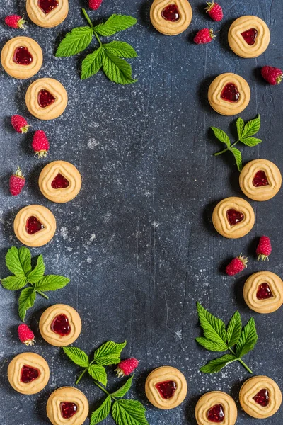 Shortbread Butter Cookies Raspberry Jam Filling Center Fresh Berries Leaves — Stock fotografie