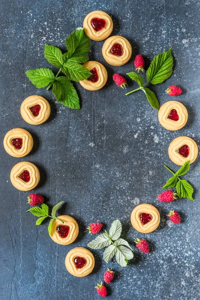 Shortbread Butter Cookies Raspberry Jam Filling Center Fresh Berries Leaves — Stock fotografie