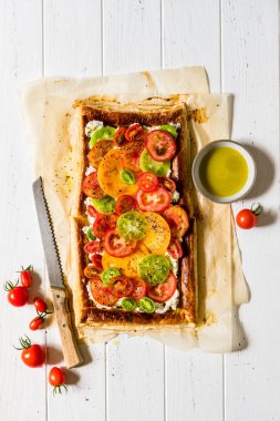 Puff Pastası, Herbed Krem Peyniri ve Dilimlenmiş Taze Domates Turtası, metin için kopyalama alanı