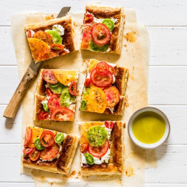 Dilimlenmiş Puf Böreği, Herbed Krem Peyniri ve Dilimlenmiş Taze Domates Turtası, kare