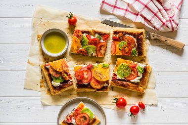 Dilimlenmiş Puf Böreği, Herbed Krem Peyniri ve Dilimlenmiş Taze Domates Turtası