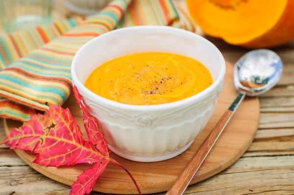 Sopa de creme de abóbora em uma tigela branca — Fotografia de Stock