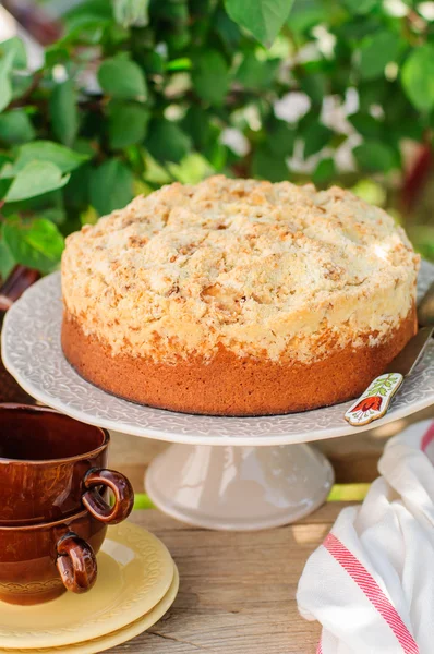 Ronde van de cake van het fruit van de streusel op een taart stand — Stockfoto