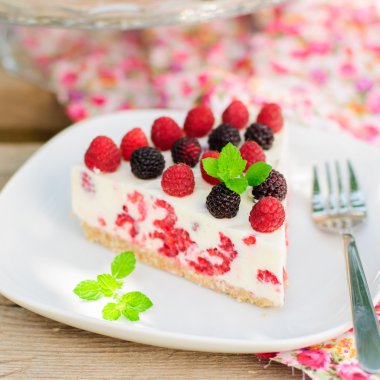 bir parça no bake ahududu cheesecake아무도 구워 라즈베리 치즈 케이크의 조각