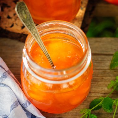 Cam kavanozda şeftali reçeli