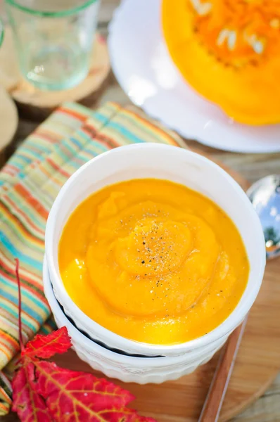 Sopa de creme de abóbora em uma tigela branca — Fotografia de Stock