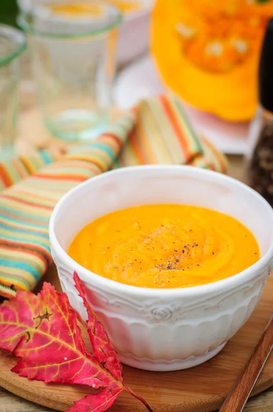 Суп с тыквенными сливками в белой миске — стоковое фото