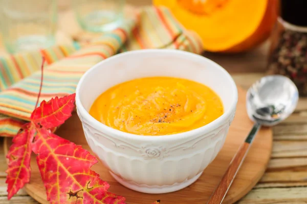 Sopa de creme de abóbora em uma tigela branca — Fotografia de Stock