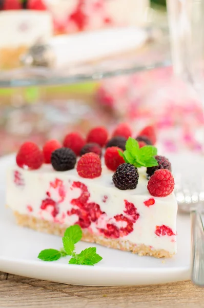 Een stuk van neen-bak raspberry cheesecake — Stockfoto