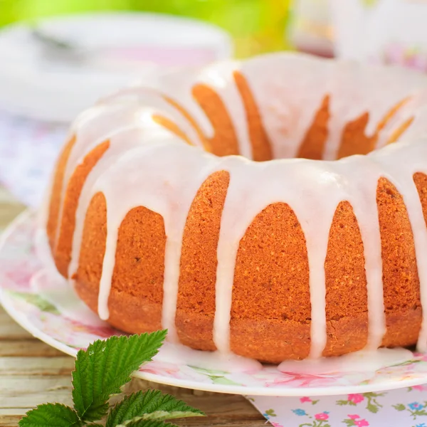 Bundt placek zwieńczona glazury cukier — Zdjęcie stockowe