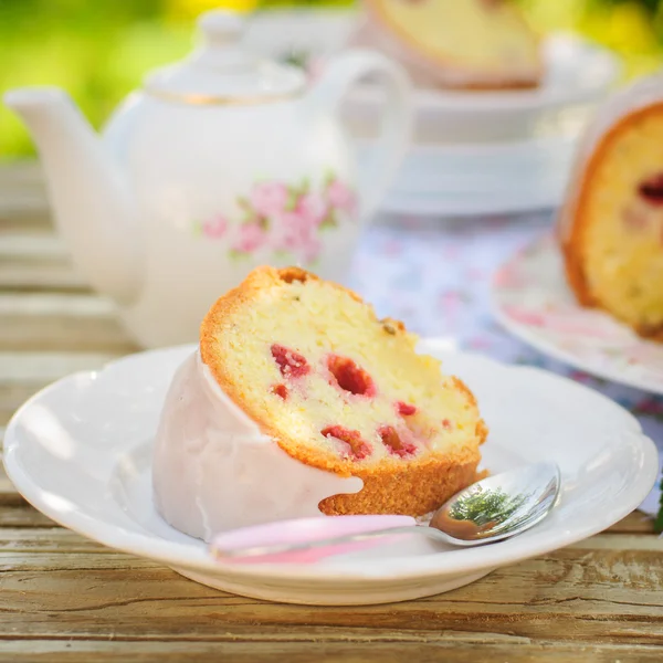 A Slice of Lemon and Caraway Seed Bundt Cake with Raspberries — Stock Photo, Image