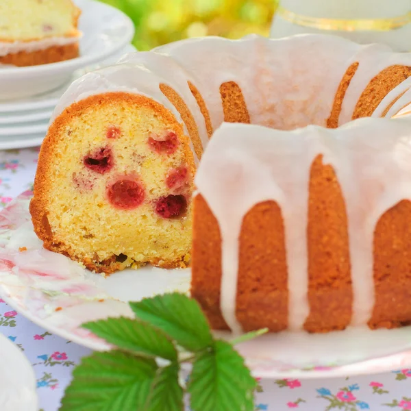 Pastel de limón y semillas de alcaravea en rodajas con frambuesas — Foto de Stock