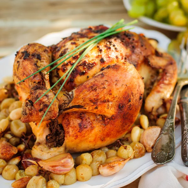 Pollo arrosto intero con uva, aglio e mandorle — Foto Stock